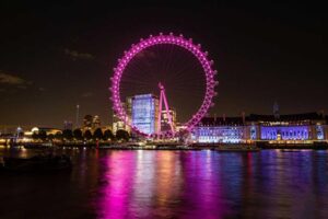 Picture of the London eye light up at night