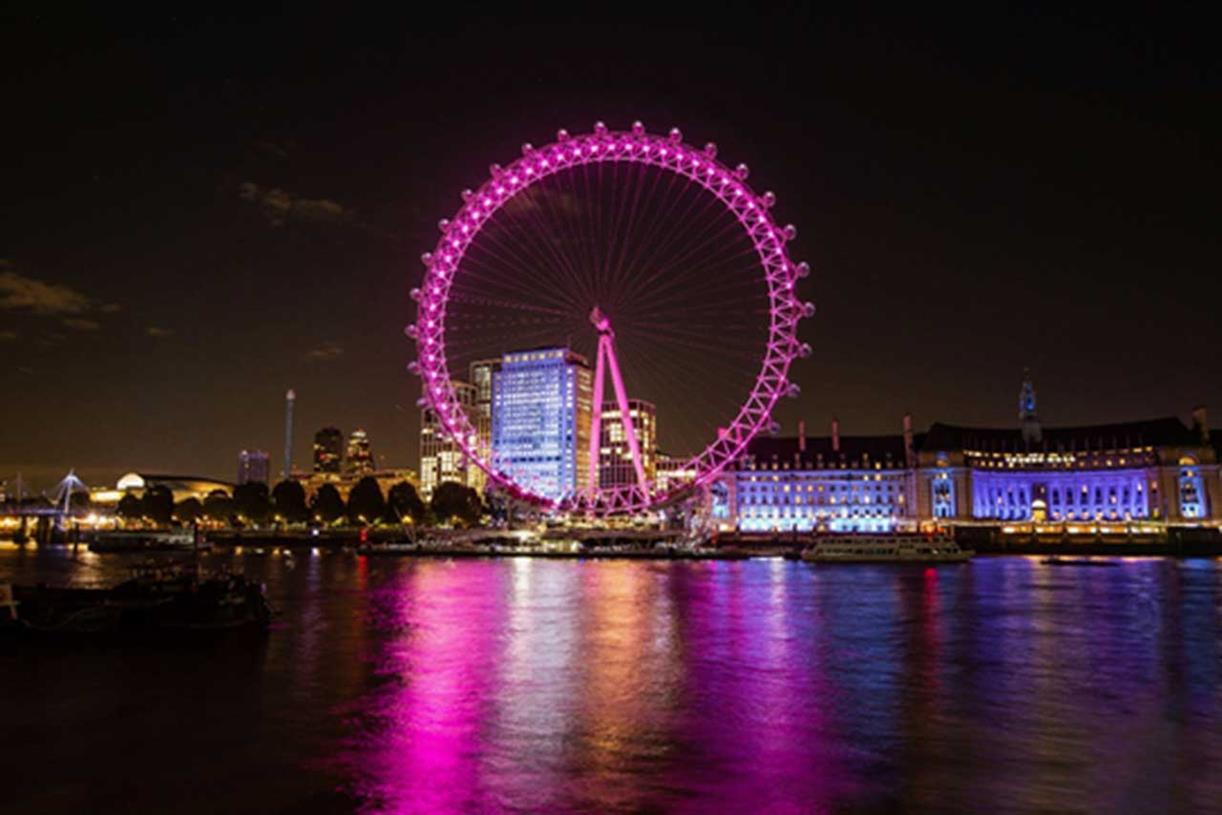 Picture of the London eye light up at night